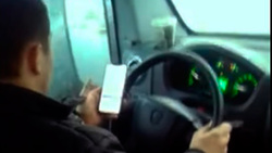 Пассажиры в Старом Осколе сняли на видео водителя автобуса с телефоном