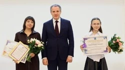 Вячеслав Гладков вручил стипендии губернатора в номинации «Информационные технологии»