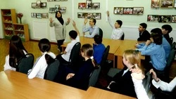 Губкинские библиотекари провели увлекательную интеллектуальную игру «Народов много – страна одна»