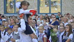 Владимир Путин подписал указ о выплате в 10 тыс. рублей семьям с детьми-школьниками
