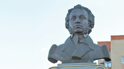 Губкинцы вспомнили стихи Пушкина у памятника поэту 6 июня