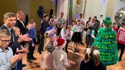 Новогодние подарки от партии «Единая Россия» вручили юным губкинцам