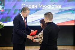 Вячеслав Гладков в преддверии Дня защитника Отечества вручил Ордена Мужества родным военнослужащих