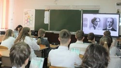 Губкинские библиотекари провели поэтический вечер-портрет «Рыцарь мечты»