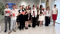 Губкинские активисты Движения Первых получили свой первый и главный документ