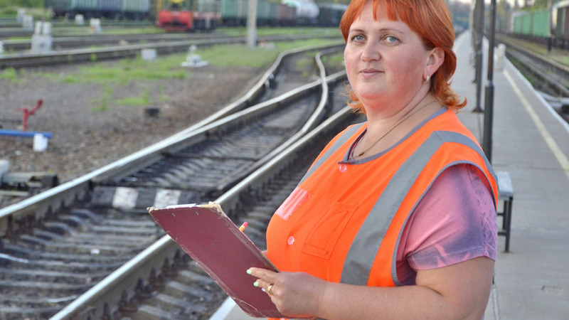 Сайт железнодорожника белоруссии. Железнодорожники. Железнодорожница. Девушка Железнодорожник. Профессия Железнодорожник.