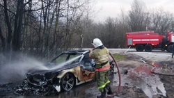 BMW полностью сгорела на трассе в Белгородской области