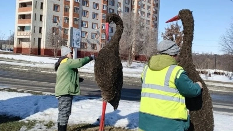 Сотрудники «Губкин-Зеленстроя» активно приводят город в порядок после зимы