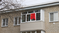 Алые флаги появились на балконах в Губкине