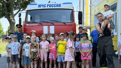 Сотрудники МЧС приехали в гости к ребятам из пришкольных лагерей