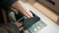 Трое белгородцев бесконтактно похищали деньги из банкоматов