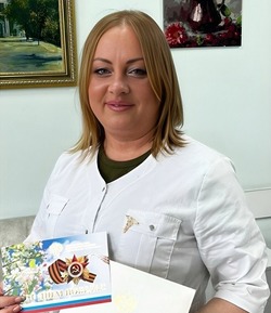 Министр здравоохранения поздравил с Днём Победы губкинскую медицинскую сестру