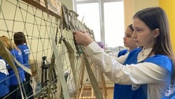 Губкинские «Волонтёры Победы» посетили мастер-класс по плетению маскировочных сетей