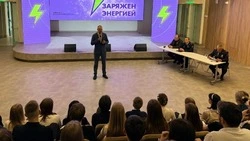 Василий Голиков встретился с выпускниками губкинских школ