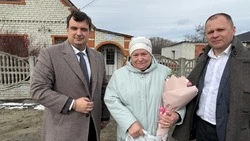 Губкинские депутаты фракции «Единой России» приняли участие в акции «Цветы мамам Героев»