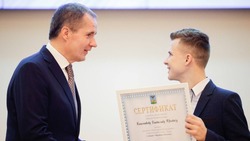 Вячеслав Гладков вручил губернаторские стипендии ещё 55 школьникам