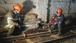 Обновление в лебединском «метро». В дренажной шахте реконструируют железнодорожные пути