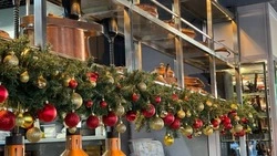 Проводятся конкурсы на лучшее новогоднее оформление предприятий сферы потребительского рынка
