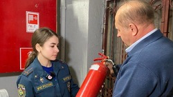 Сотрудники МЧС России провели профилактические визиты на объекты с массовым пребыванием людей
