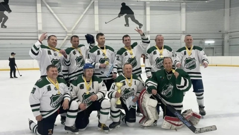 Губкинцы одержали победу на Открытом турнире по хоккею среди любительских команд