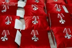 Вячеслав Гладков передал награды семьям погибших в преддверии 80-летия Великой Победы 