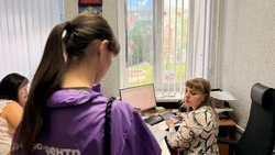 Волонтёры помогают губкинцам принять участие в голосовании за благоустройство городских территорий