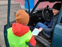 Автоинспекторы провели ликбезы по ПДД для жителей многоквартирных домов в Губкине