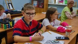 Юные губкинцы наполнили открытки тёплыми словами для наших защитников