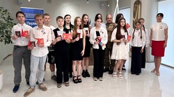 Губкинские активисты Движения Первых получили свой первый и главный документ