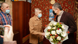 Вячеслав Гладков поздравил ветерана со столетним юбилеем и Днём защитника Отечества