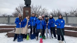 Волонтеры Победы провели субботник у братской могилы советских воинов