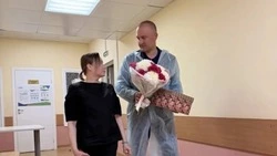 Василий Голиков навестил 17-летнюю девушку, которую ранило 3 мая при атаке беспилотника на АЗС