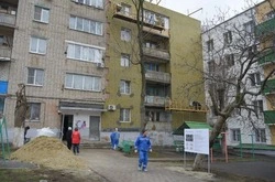 Строители продолжают капитальный ремонт общежития в Губкине