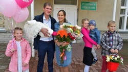 Необычная выписка прошла в Губкинском роддоме