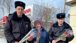 Губкинские полицейские поздравили с праздником прохожих девочек и женщин