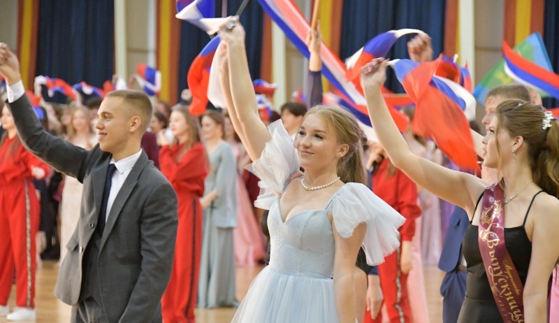 В добрый путь, выпускники! Пусть ваши мечты сбываются!