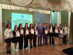 100 губкинских школьников стали стипендиатами главы администрации округа