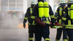Пожарные спасли мужчину из горевшей квартиры в Губкине