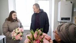 Вячеслав Гладков вручил губкинцам ключи от новых квартир