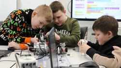 Сергей Лемехов продолжил учить губкинских ребят робототехнике