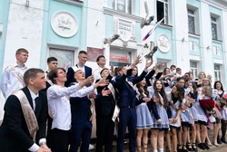 Губкинские юноши и девушки прощаются со школой