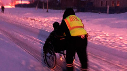 Автоинспекторы помогли мужчине на инвалидной коляске мужчине добраться до дома