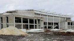 Рабочие продолжили строительство бассейна в Губкине 