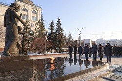 Вячеслав Гладков возложил цветы к мемориальным комплексам в День защитника Отечества 