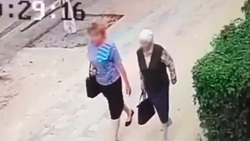 Две мошенницы попали на видео в момент обмана пенсионерки в Старом Осколе