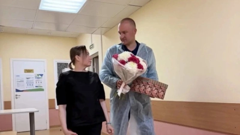 Василий Голиков навестил 17-летнюю девушку, которую ранило 3 мая при атаке беспилотника на АЗС