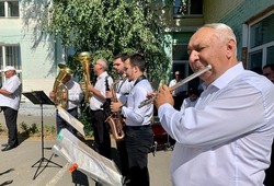  Артисты муниципального оркестра подарили хорошее настроение сотрудникам АО «Комбинат КМАруда»