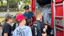 Губкинские спасатели приехали на встречу с детьми в пришкольный лагерь