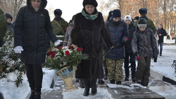 Губкинцы возложили цветы к Вечному огню в День Неизвестного солдата
