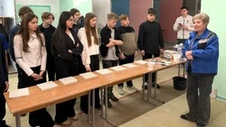 Губкинские школьники примерили на себя роли машиниста горных работ и маляра-декоратора